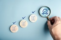 Lupe untersucht Produktsicherheit und ihre Zertifikate. 