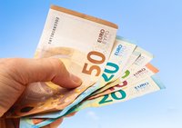 Hand mit Euroscheinen