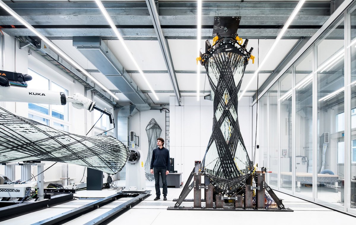 Die Bauteile für den Faserpavillon auf der Bundesgartenschau in Heilbronn werden bei der FibR GmbH robotisch gewickelt.