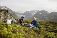 Mann und Frau in Wanderkleidung von VAUDE in den Bergen