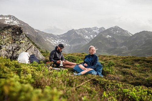 Mann und Frau in Wanderkleidung von VAUDE in den Bergen