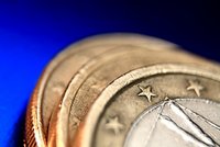 Euromünzen auf blauem Hintergrund