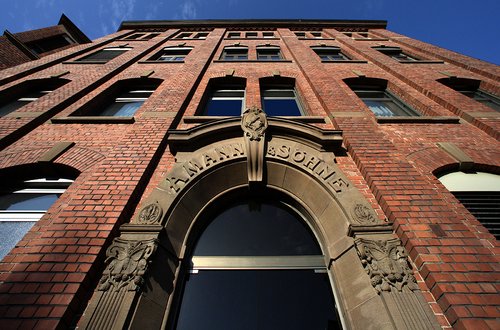 Der Stammsitz der Amann Group in Bönnigheim mit dem Torbogen "Amann & Söhne".