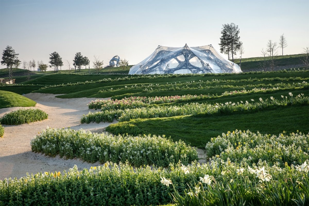 Der Faserpavillon auf der Bundesgartenschau aus Entfernung.