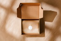 Kartonverpackung auf Kartonhintergrund