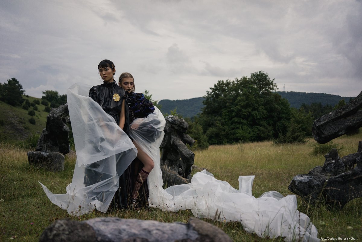 Studierende der AMD haben mit Madeira Garnen Stickkreationen geschaffen.