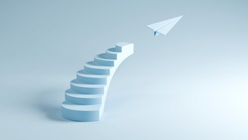 Treppen, die zum fliegenden Papierflieger führen