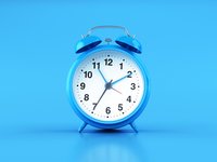 Blauer Wecker auf blauem Hintergrund