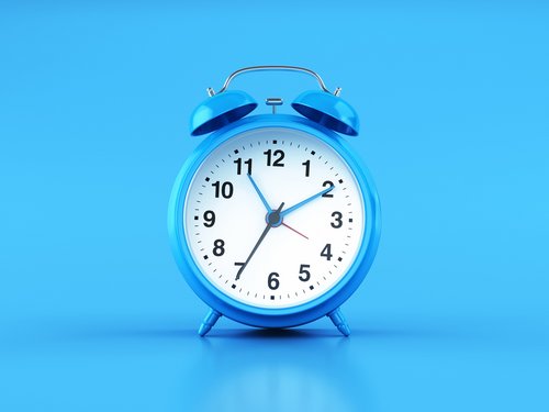 Blauer Wecker auf blauem Hintergrund