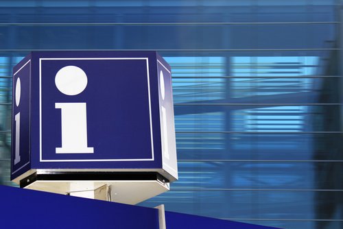Informationszeichen auf Schild in Blau