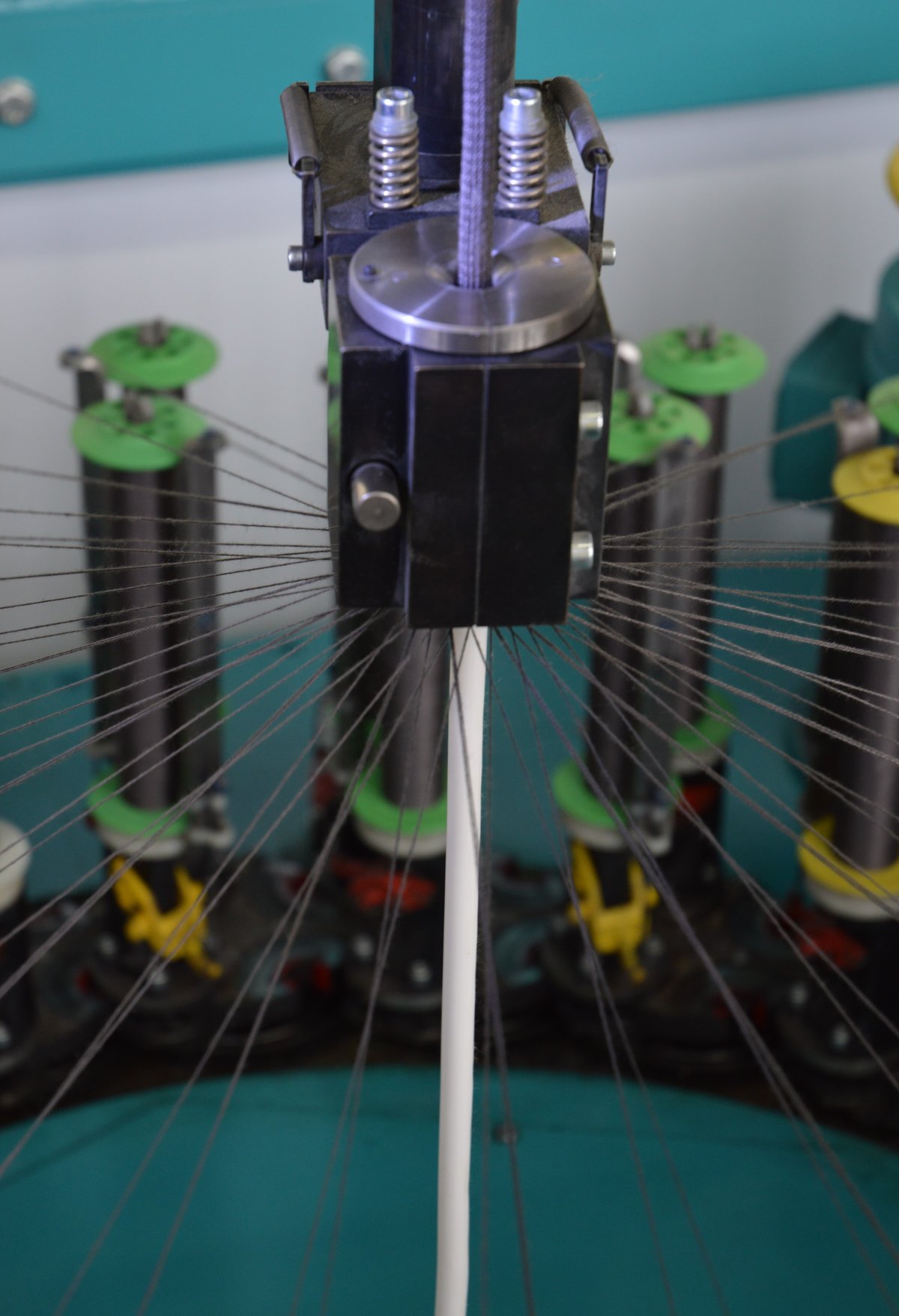 Details einer Flechtmaschine bei der Produktion bei Gerster TechTex werden gezeigt.