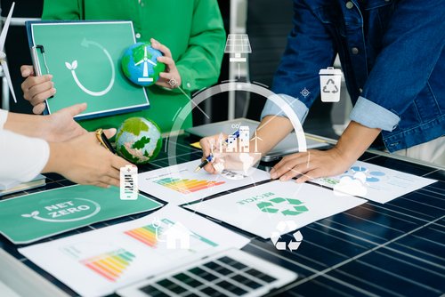 Treffen des Business-Teams zu ESG-, Netto-Null- und Nachhaltigkeitszielen. Grüne Energie, Klimaschutz und umweltfreundliche Strategien