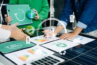 Treffen des Business-Teams zu ESG-, Netto-Null- und Nachhaltigkeitszielen. Grüne Energie, Klimaschutz und umweltfreundliche Strategien