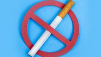 Zigarette in Verbotsschild auf blauem Hintergrund
