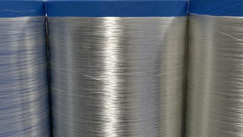 silbernes Garn mit blauen Spulen