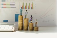 Miniatur-Spielzeug-Meeting-Stand auf Münzen mit Papier-Arbeitsgraph Hintergrund