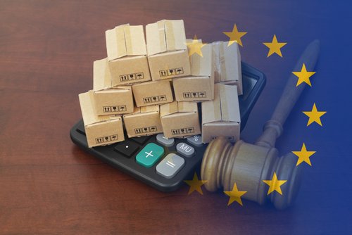 Rechner mit Pakete drauf, eine EU-Flagge und ein Richterhammer daneben