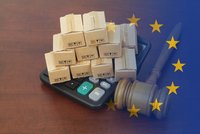 Rechner mit Pakete drauf, eine EU-Flagge und ein Richterhammer daneben