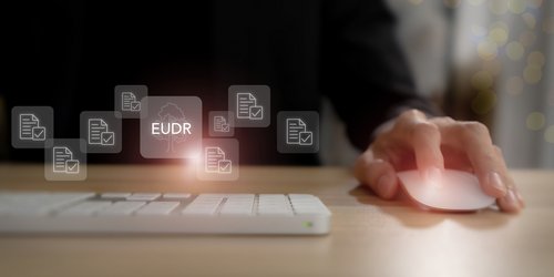 EUDR-Compliance-Konzept. Verwendung einer Computermaus mit Symbolen von Dokumenten und Häkchen, die für Überprüfung, Rückverfolgbarkeit und regulatorische Berichterstattung stehen.