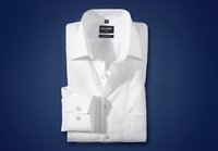 Weißes Hemd auf blauem Hintergrund