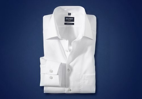 Weißes Hemd auf blauem Hintergrund