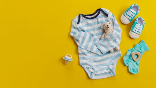 Babystrampler auf gelbem Hintergrund