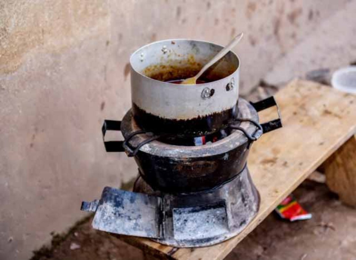 Ein Kochofen des Klimaschutzprojektes in Nigeria ist im Detail zu sehen.