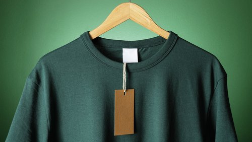Grüner Tshirt auf Bügel mit Etiquett