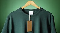 Grüner Tshirt auf Bügel mit Etiquett