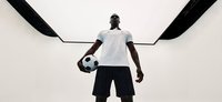 Modell mit deutschem Fußballtrikot und Ball 