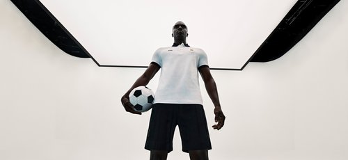 Modell mit deutschem Fußballtrikot und Ball 