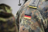 Uniform der Bundeswehr mit der deutschen Flagge auf der Schulter
