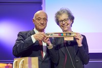 Neue Hochschulpräsidentin erhält symbolisch mit Weberschiffchen ihre neue Stelle vom Vorgänger