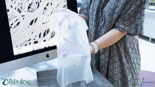 Frau hält Lederalternative aus Zellulose in der Hand