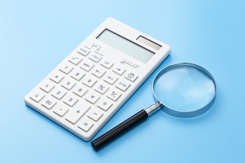 Taschenrechner und Lupe