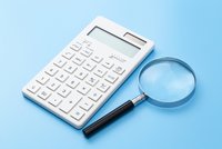 Taschenrechner und Lupe