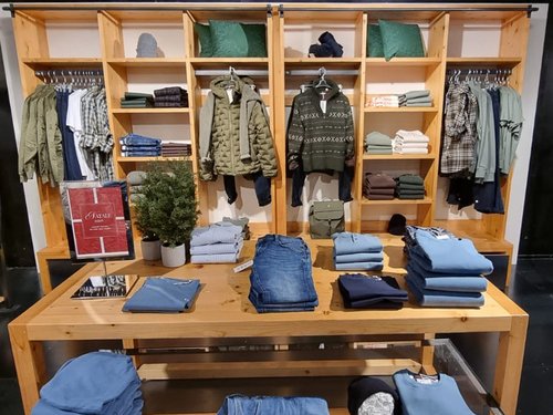 Shop mit Jeans-Artikeln von Mustang