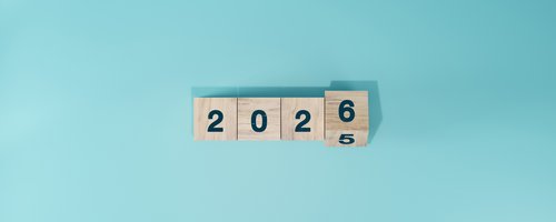 Vier Holzklötze mit den Ziffern zwei null zwei sechs symbolisch für 2026