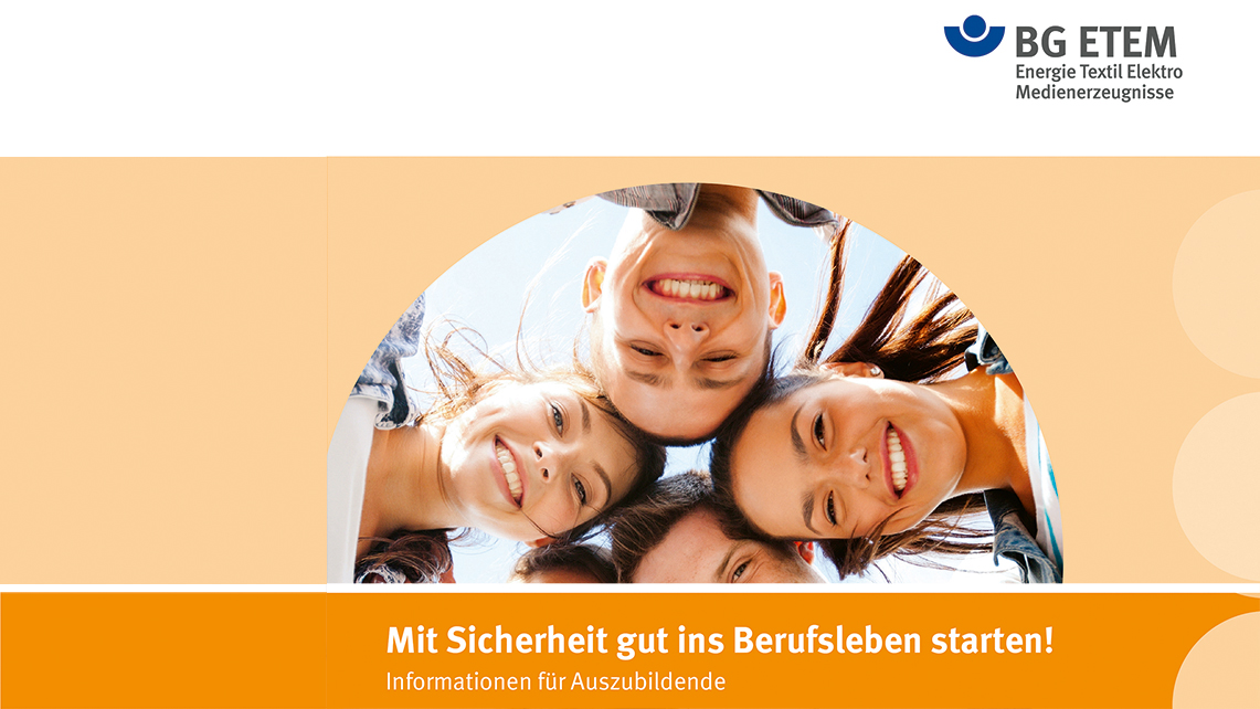 Mehrere junge Menschen beugen sich kreisförmig über die Kamera.