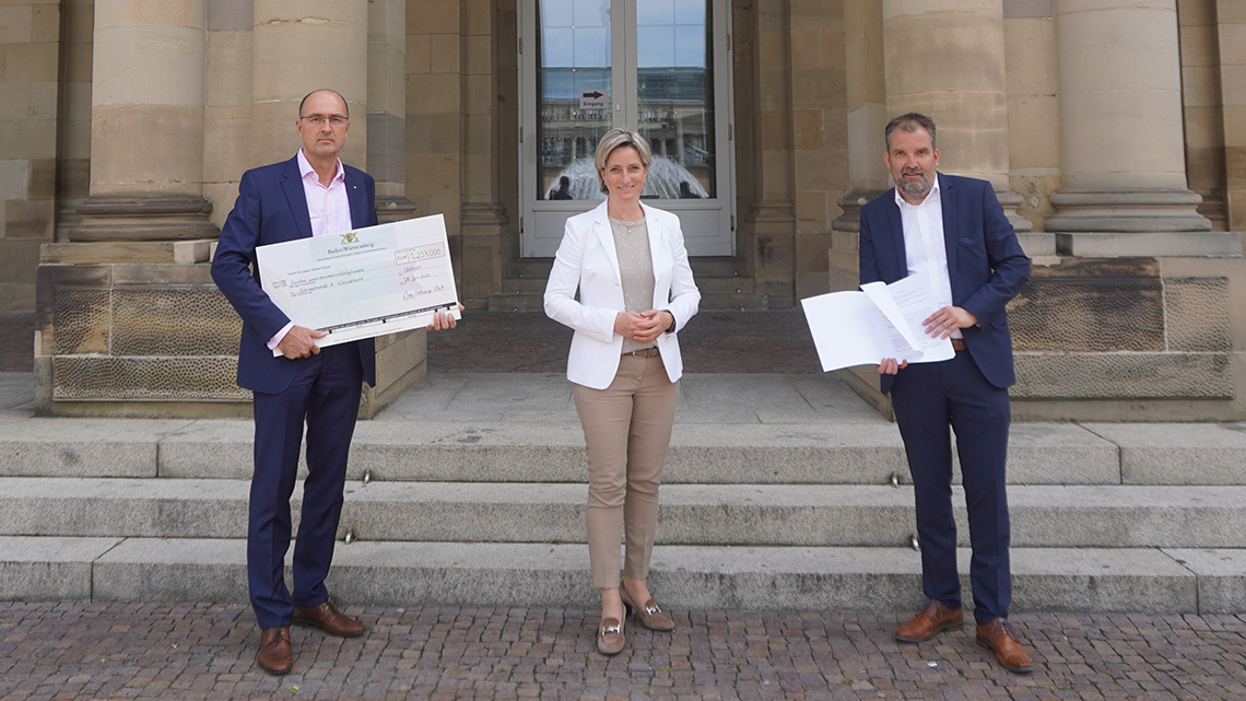 Wirtschafts- und Arbeitsministerin Dr. Nicole Hoffmeister-Kraut überreicht den Geschäftsführern von Südwestmetall und Südwesttextil den Scheck für die Qualifizierungsverbünde.