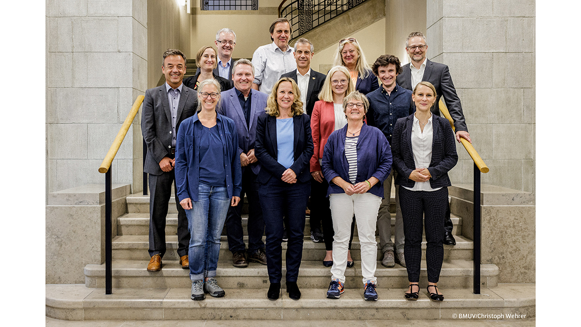 Erste Reihe von links: Hilke Patzwall (VAUDE Sport GmbH & Co. KG), Bundesumweltministerin Steffi Lemke, Ute Dicks (Deutscher Wanderverband e. V.), Jutta Katthage (Bundesinstitut für Sportwissenschaft (BISp)); zweite Reihe von links: Prof. Dr. Ralf-Dieter Roth (Deutsche Sporthochschule Köln), Detlef Berthold (Staatskanzlei Nordrhein-Westfalen), Stefanie Schulte (Deutscher Fußball-Bund e. V. (DFB)), Simon Keller (Jugend des Deutschen Alpenvereins); dritte Reihe von links: Dr. Brigitte Schuster (BfN), Henning Bolten (BMI), Tilmann Heuser (BUND Berlin e. V.), Christian Siegel (Deutscher Olympischer Sportbund e. V. (DOSB)), Prof. Dr. Ulrike Pröbstl-Haider (Universität für Bodenkultur Wien), Tobias Korta (Regierungspräsidium Karlsruhe)  