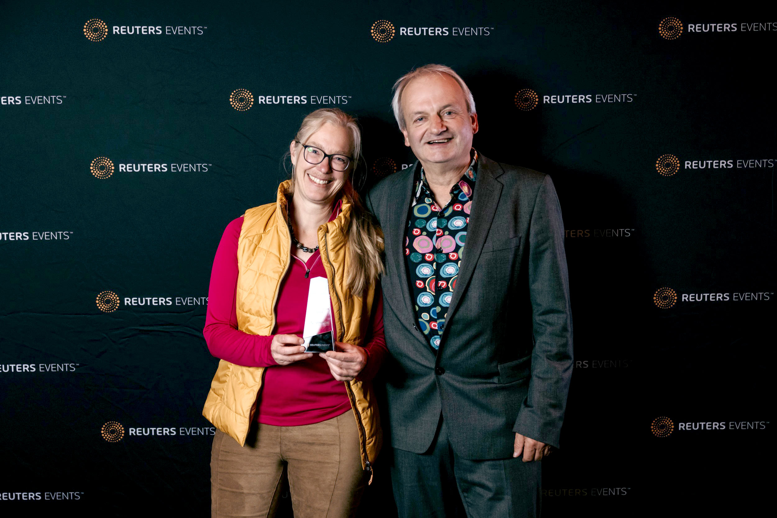 Hilke Patzwall, VAUDE Nachhaltigkeitsmanagerin, nimmt Award entgegen.