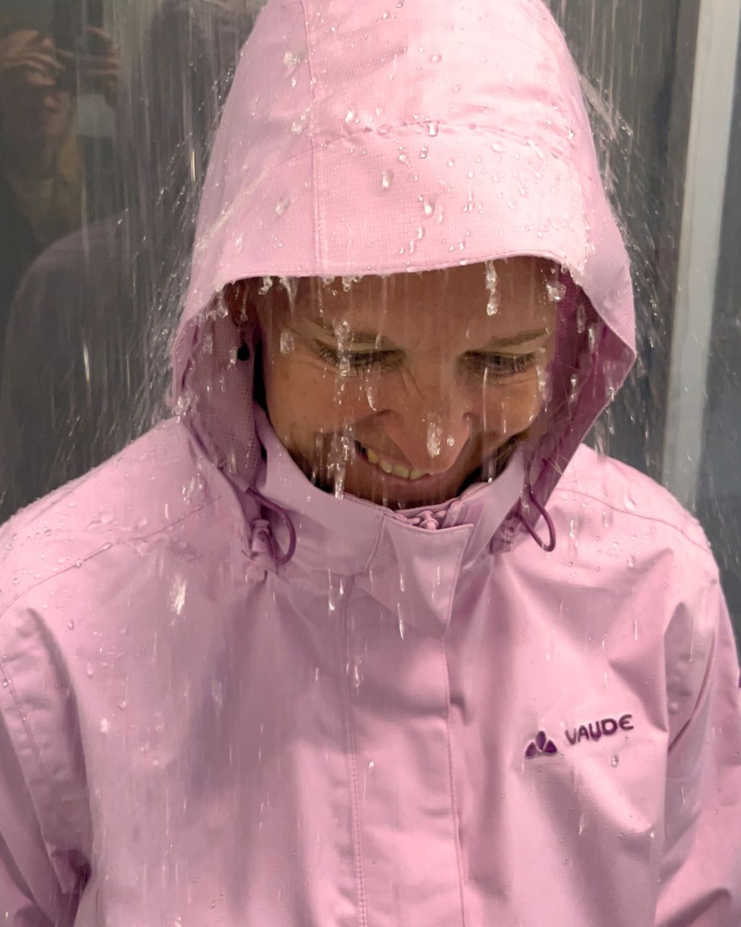 Antje von Derwitz unter der Dusche mit Regenjacke ohne PFAS