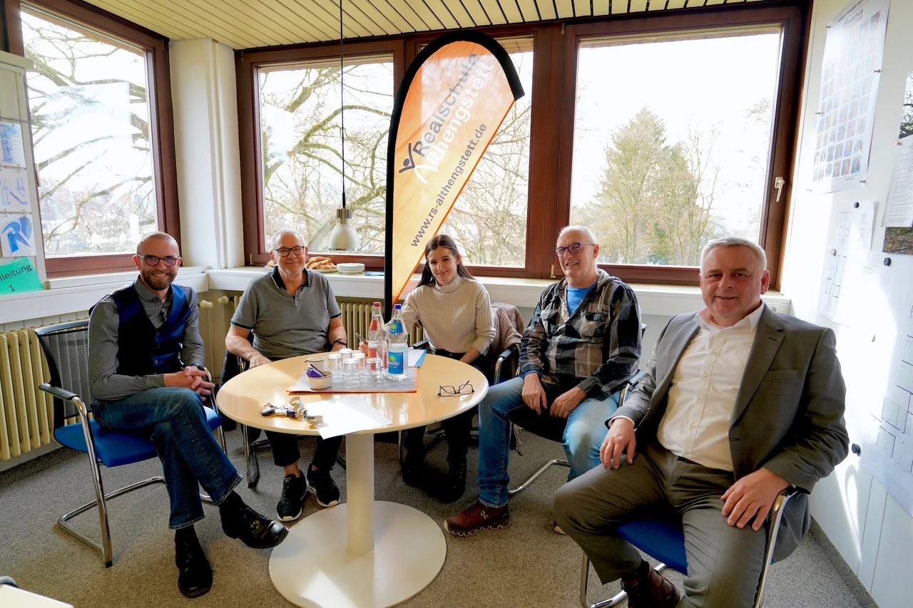 Vertreter der Realschule und von Strähle + Hess an einem Tisch