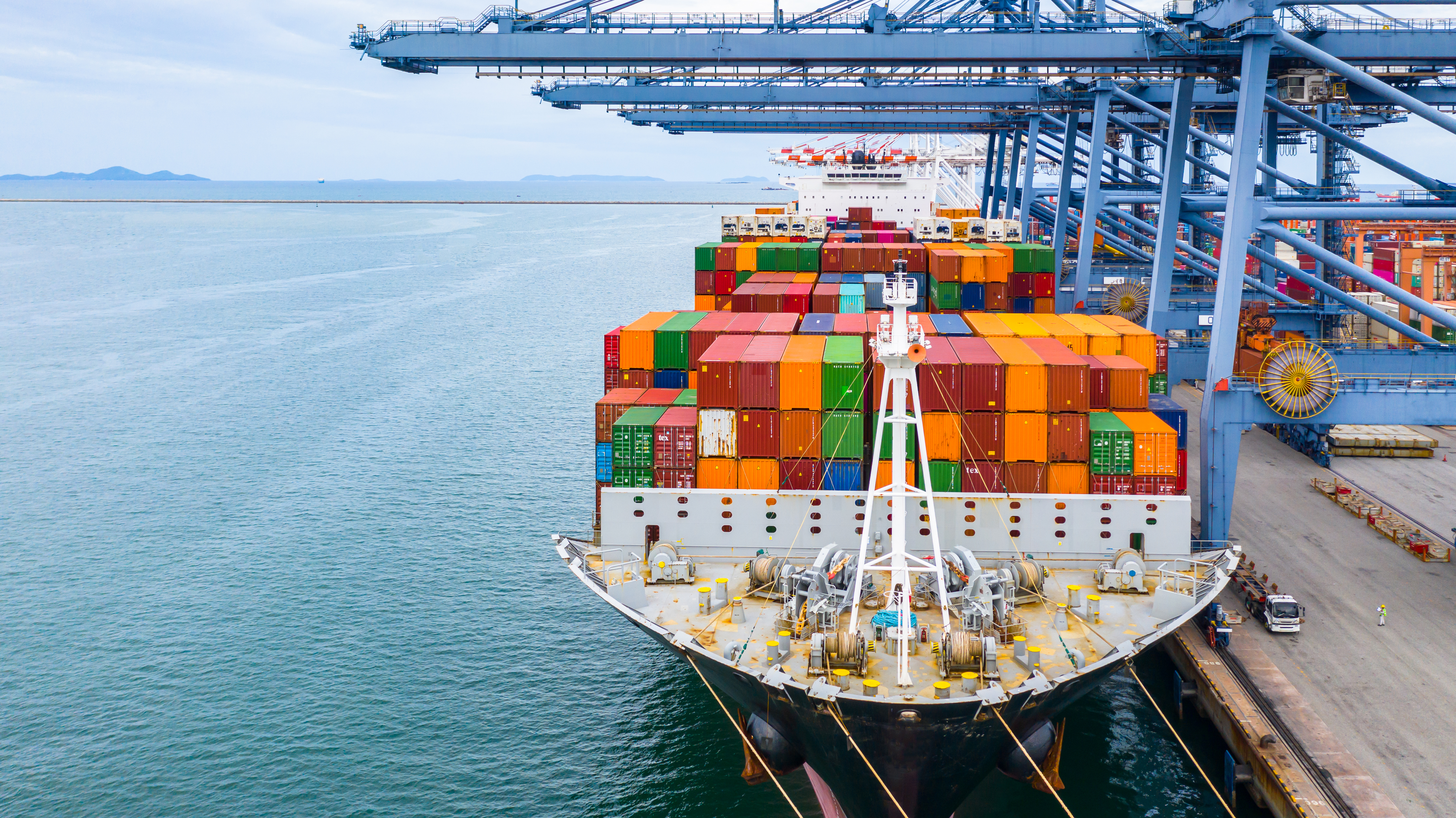 Ein Containerschiff liegt in einem internationalen Hafen und liegt bereit zum Ablegen, um in der weltweiten Außenwirtschaft etwas zu bewegen.