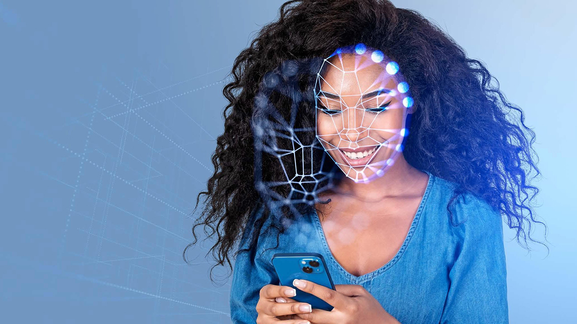 Eine Frau liest digitalisiert auf ihrem Smartphone und bildet sich weiter.
