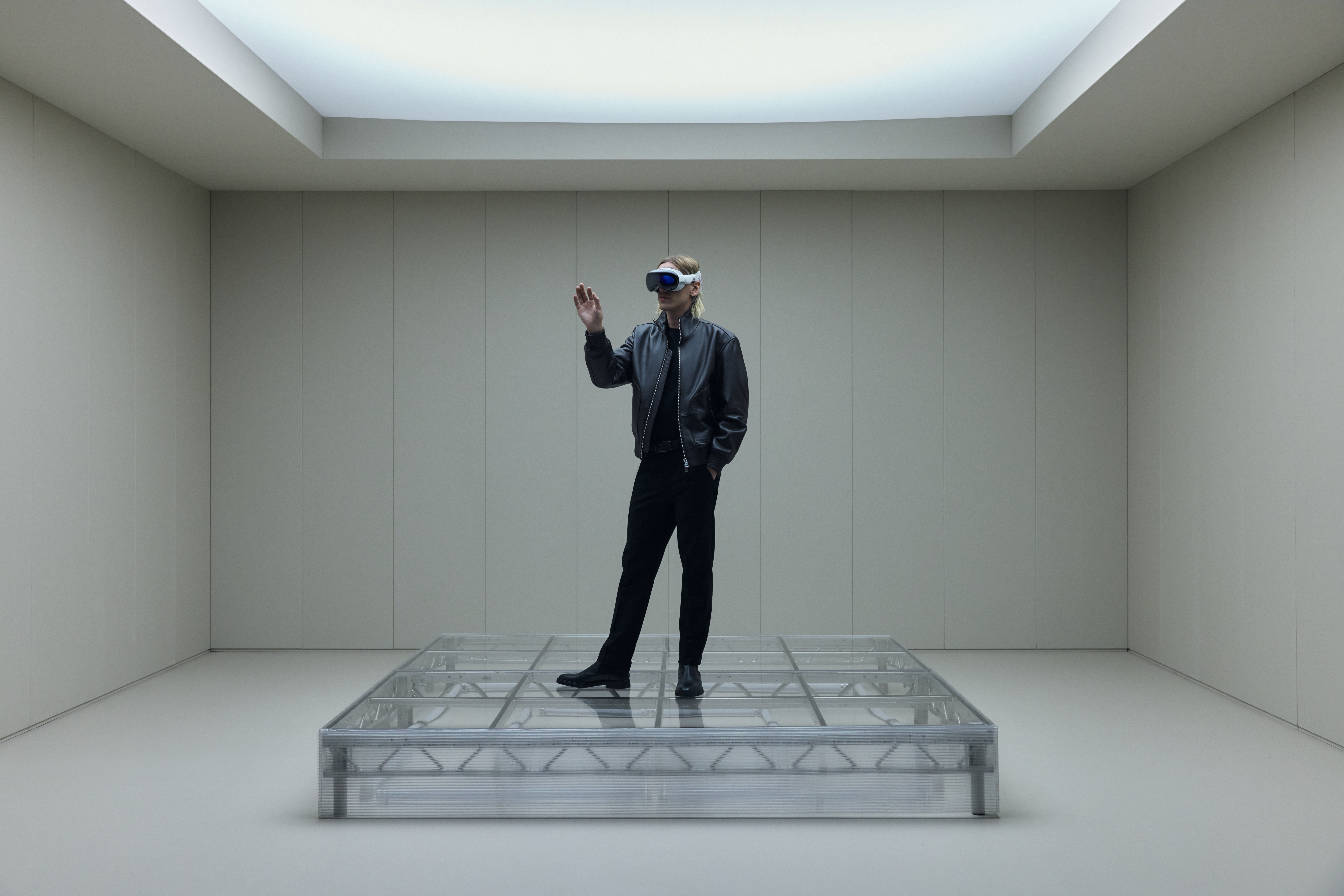 Mann mit Apple Vision Pro auf eine