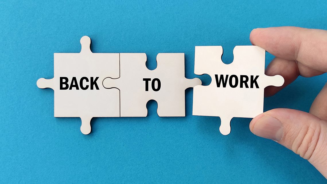 Auf einem strahlend blauen Hintergrund liegen drei Puzzleteile die zu dem Satz "Back to work" zusammengelegt sind.