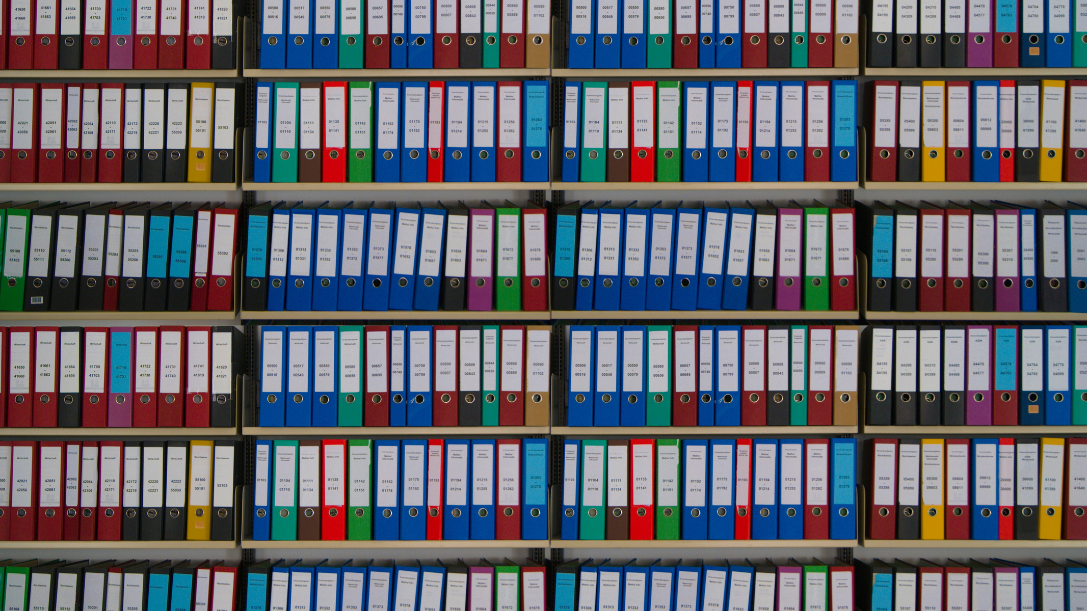 Reihen mit Ordnern symbolisieren die Bürokratiebelastung.