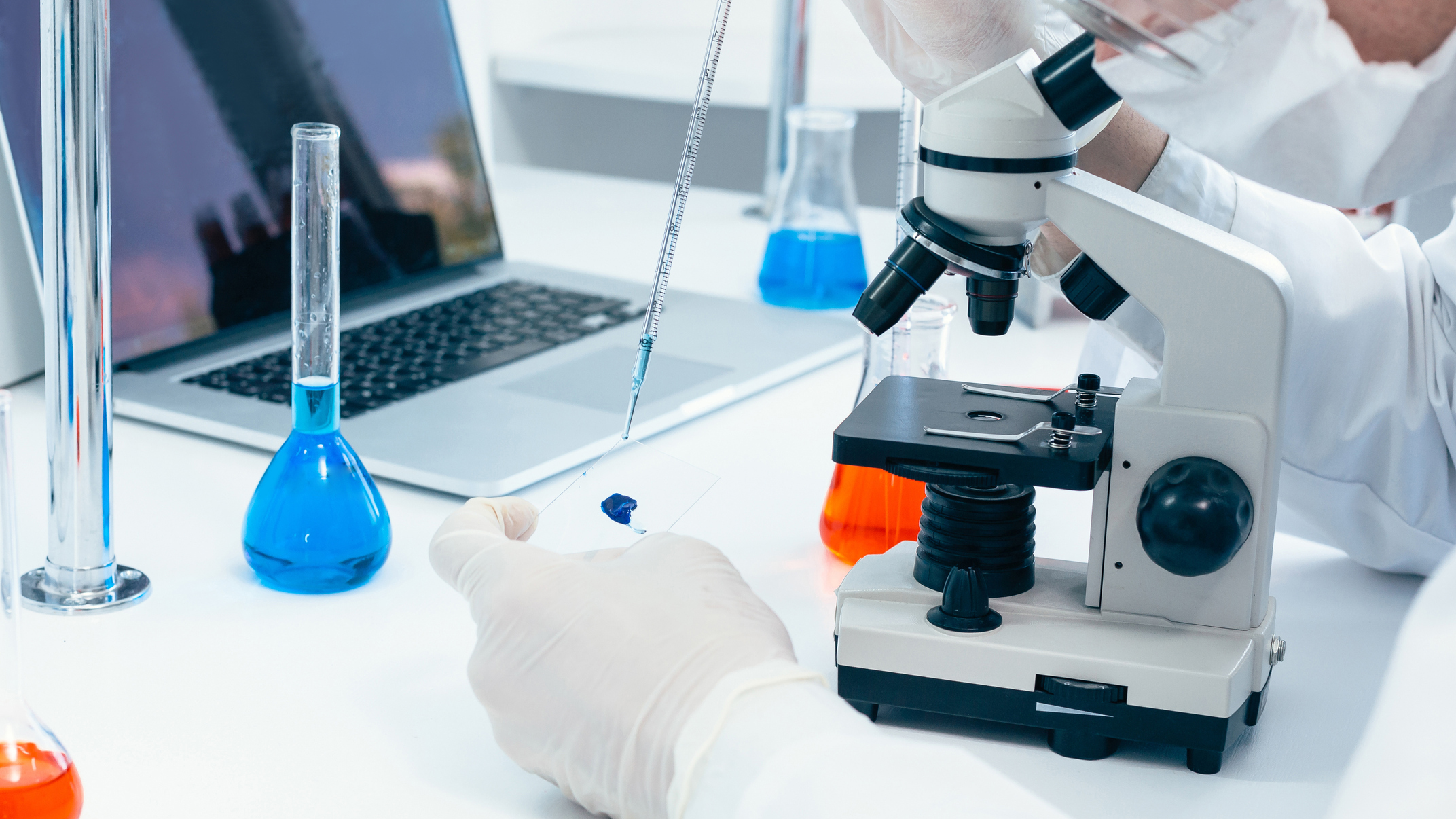 Eine Person testet eine Chemikalie in einem Labor mit Handschuhen.